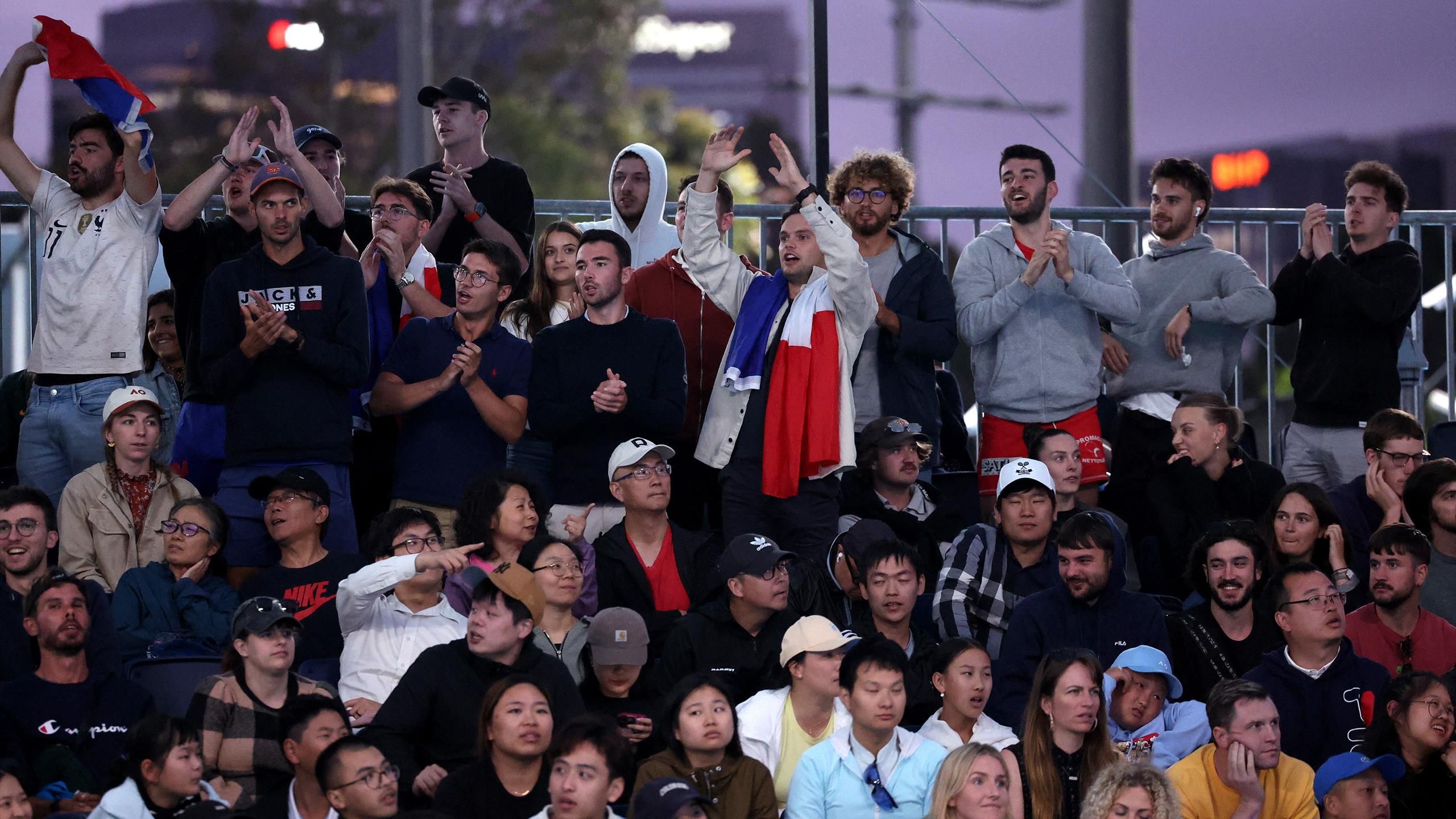 « Ils sont si dingues ! » : comment les supporters bleus enflamment Melbourne