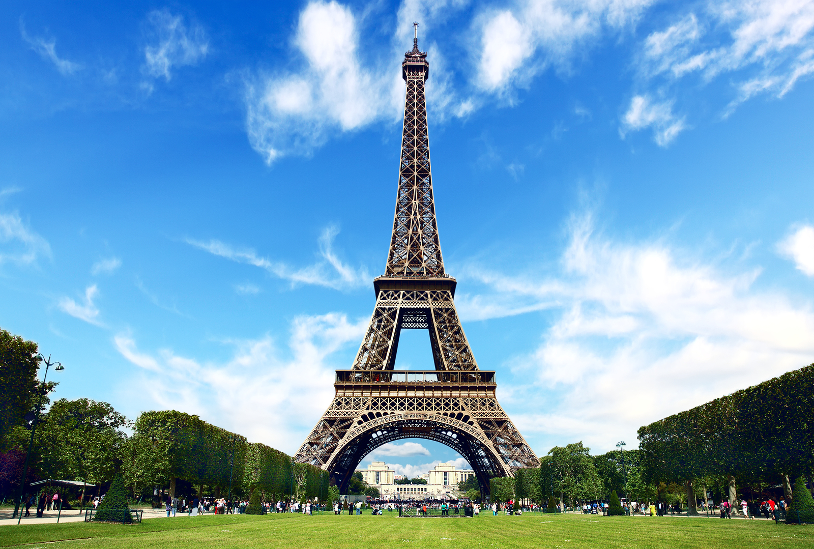 Insolite: la tour Eiffel s’allonge de 15 cm chaque été !